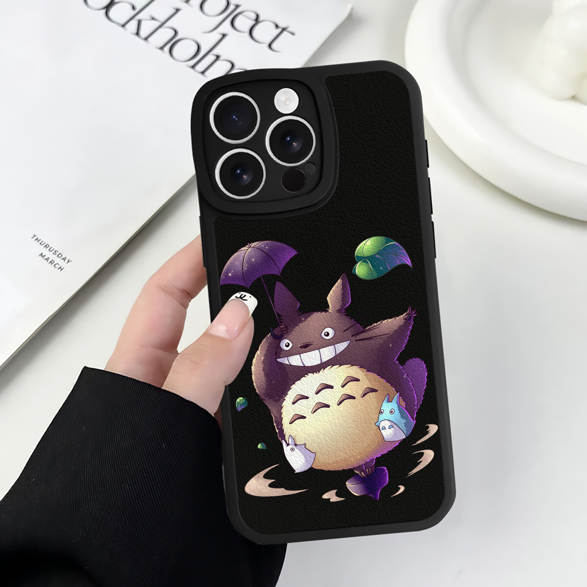 （画像用） となりのトトロ 草壁メイ 草壁サツキ My Neighbor Totoro Satsuki Kusakabe Mei Kusakabe 【iPhone 16シリーズ対応】シリコンスマホケース（レザー調） 材質：シリコン